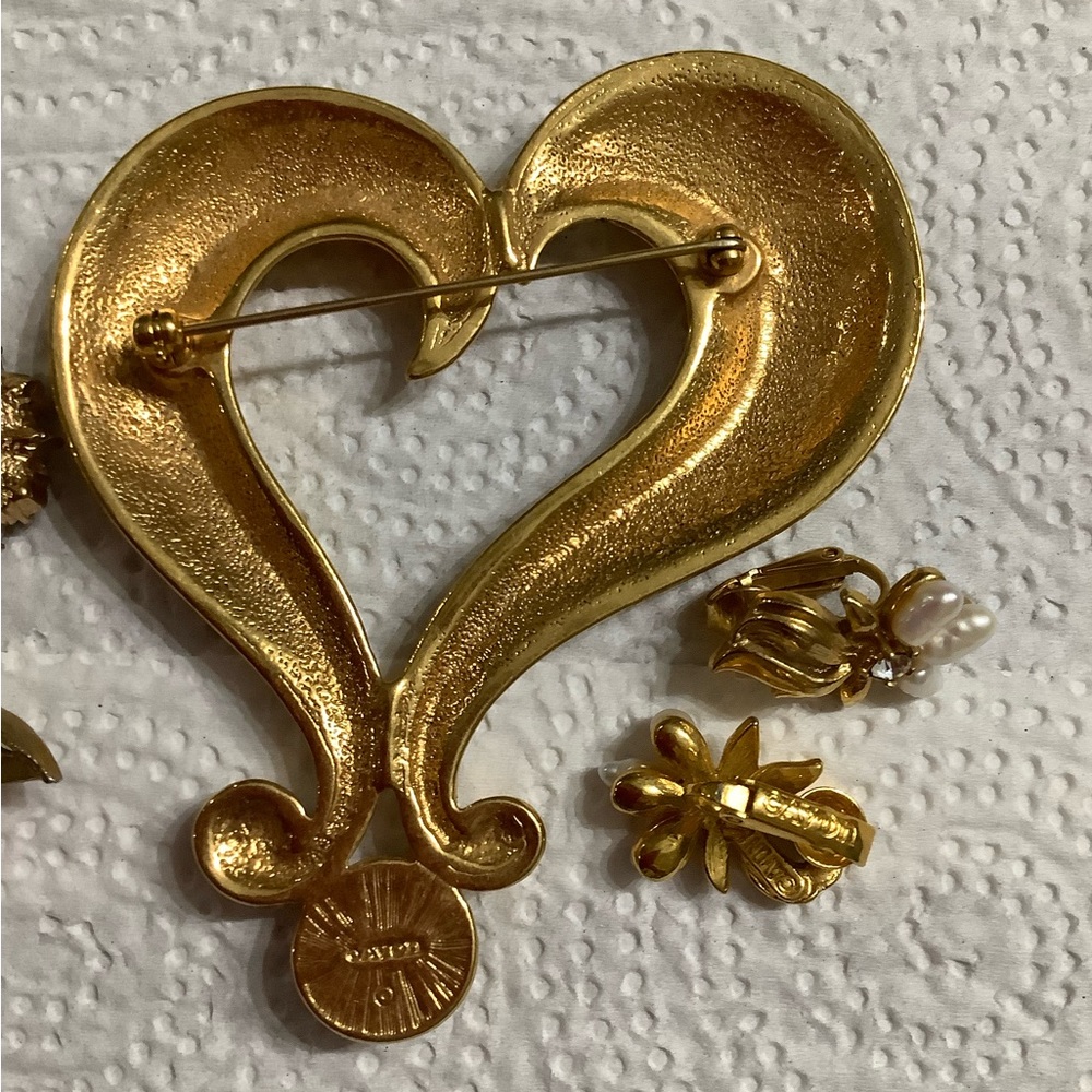 Vintage Avon, Jj, & Roman brand jewelry. Brooches and earrings. - Picture 6 of 6